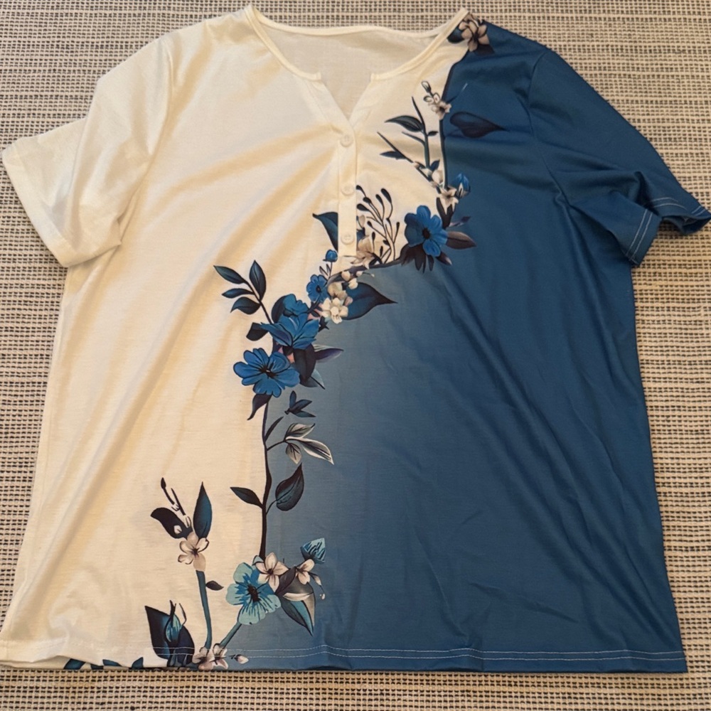 Chic Floral Blue and White Short Sleeve Top